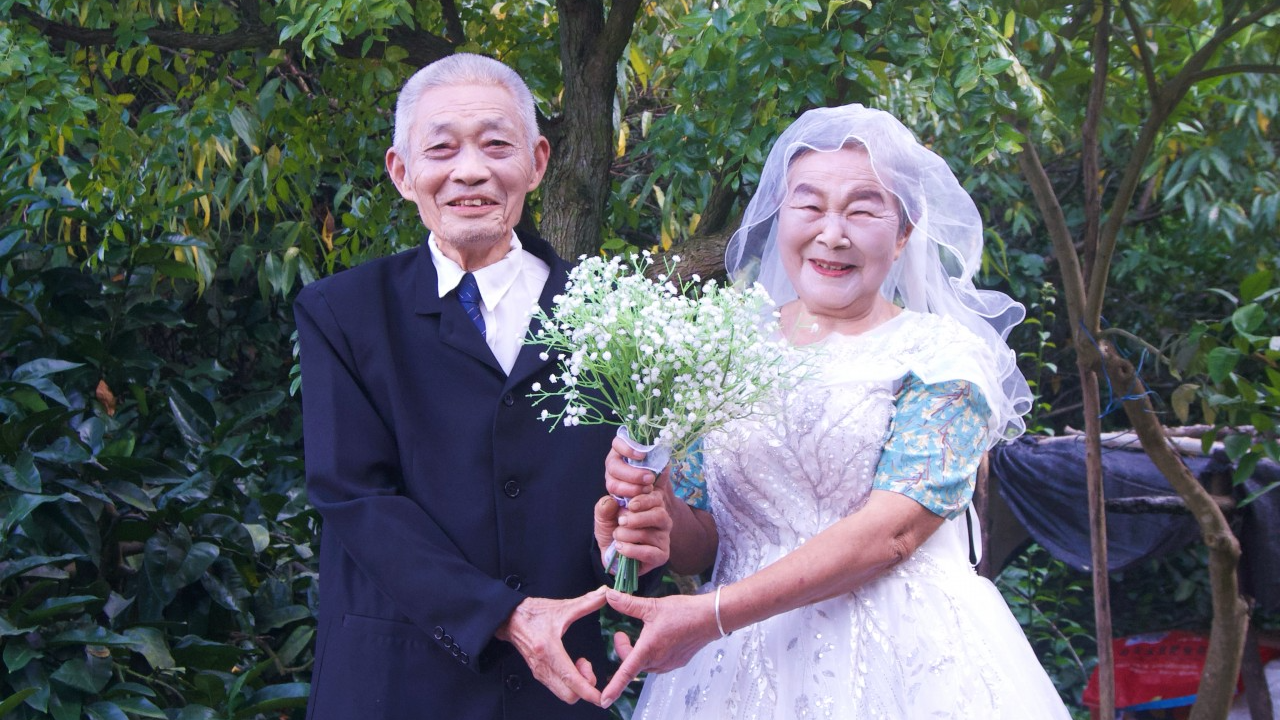 迟到半个多世纪的婚纱照 “中国好人”为九旬老人按下温情快门