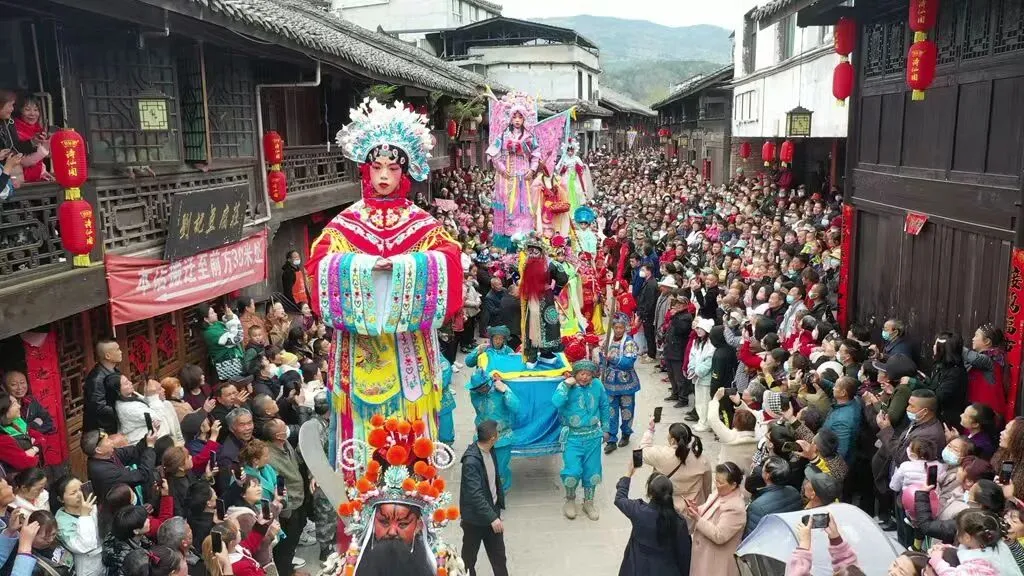 打破舞台边界！四川街头戏剧快闪，在你头顶上演