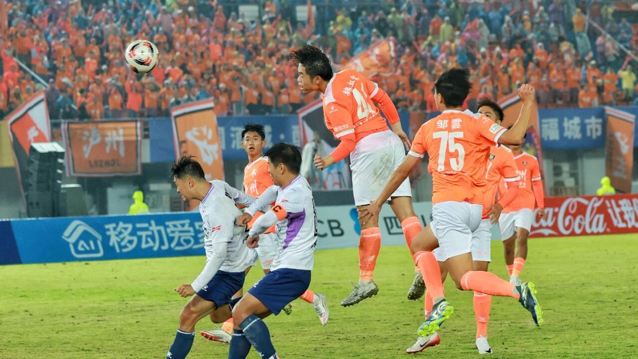 评论丨不问输赢，每一脚触球都是英雄 