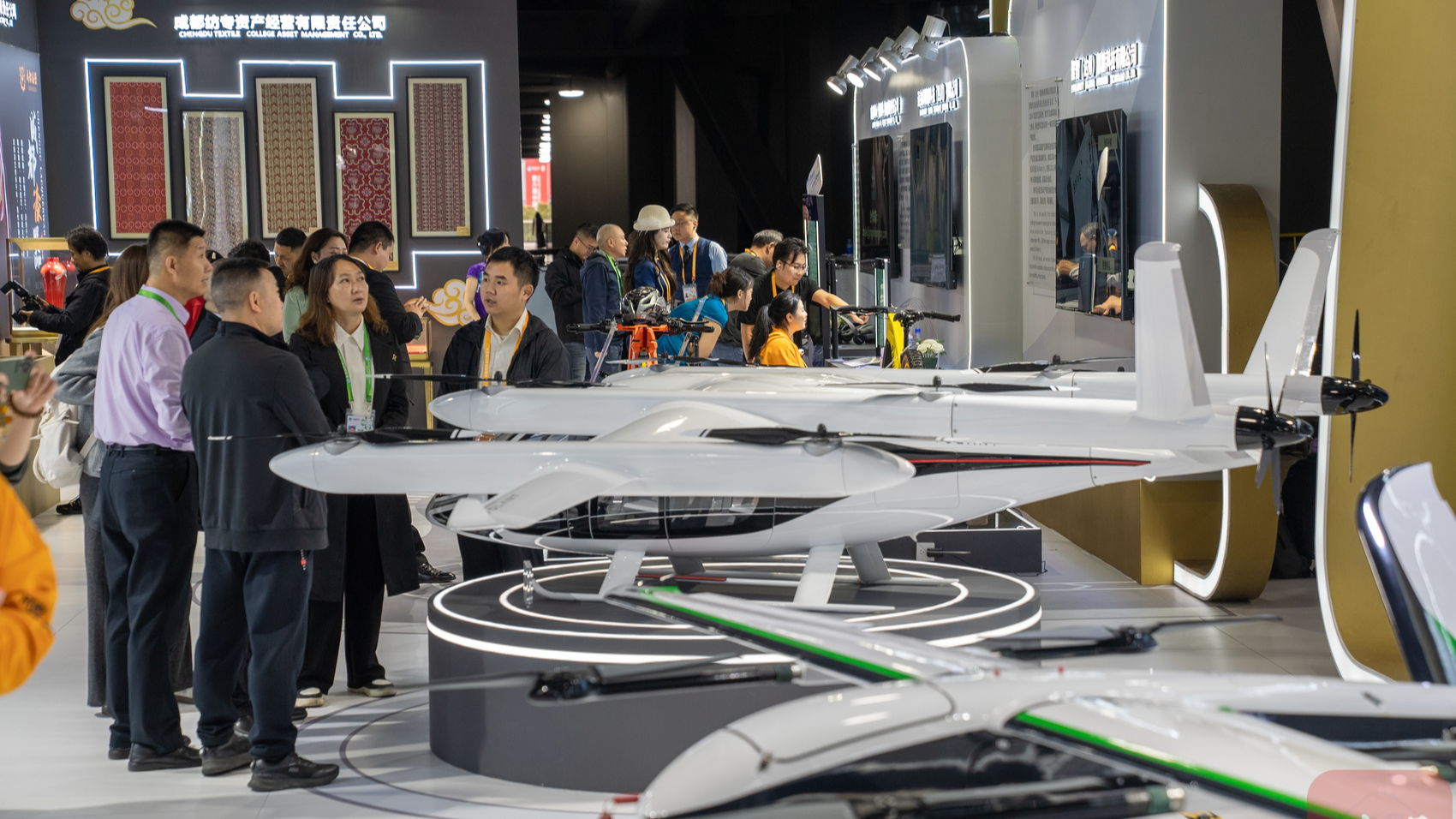 消费“新融合”搭配“新题材”，四川馆里秀出别样新活力丨进博时间