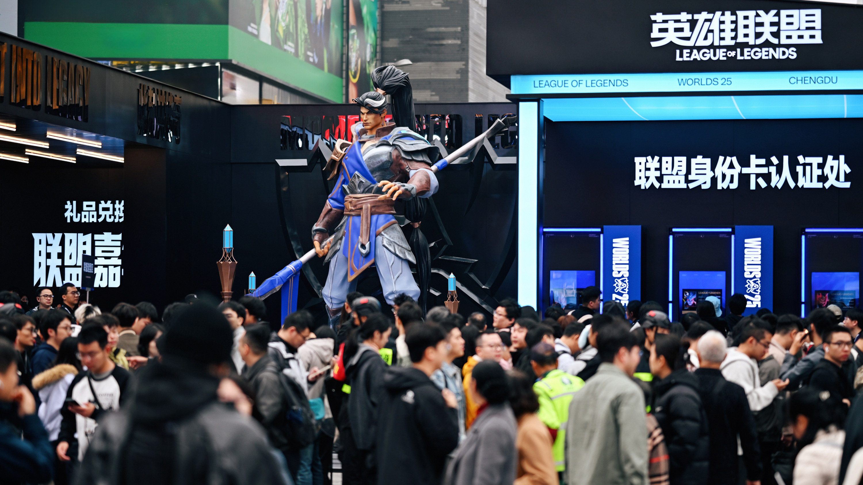 召唤师们，此刻共传奇丨2025联盟嘉年华·成都站在春熙路商圈火热进行中！