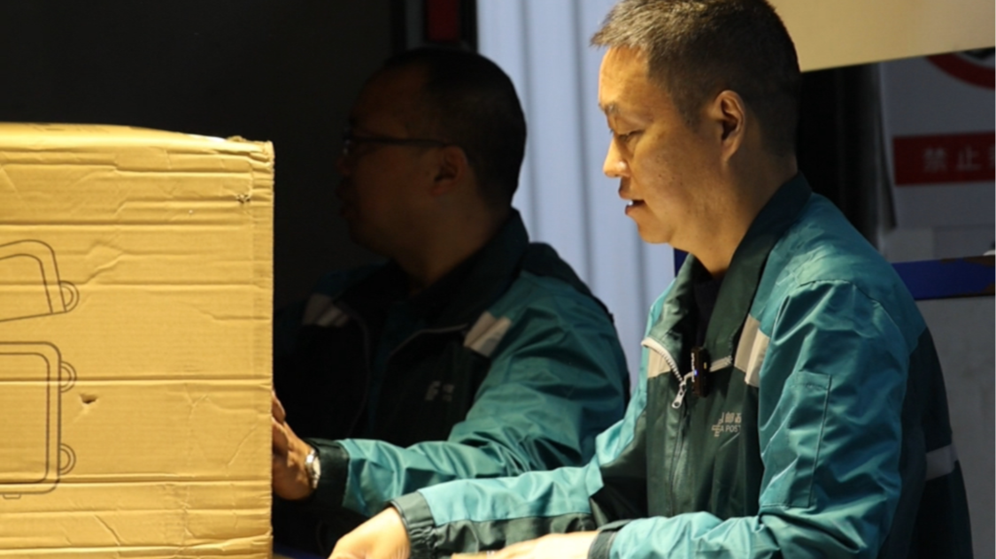 微纪录片丨28年邮递路 他把3000多封“死信”复活……