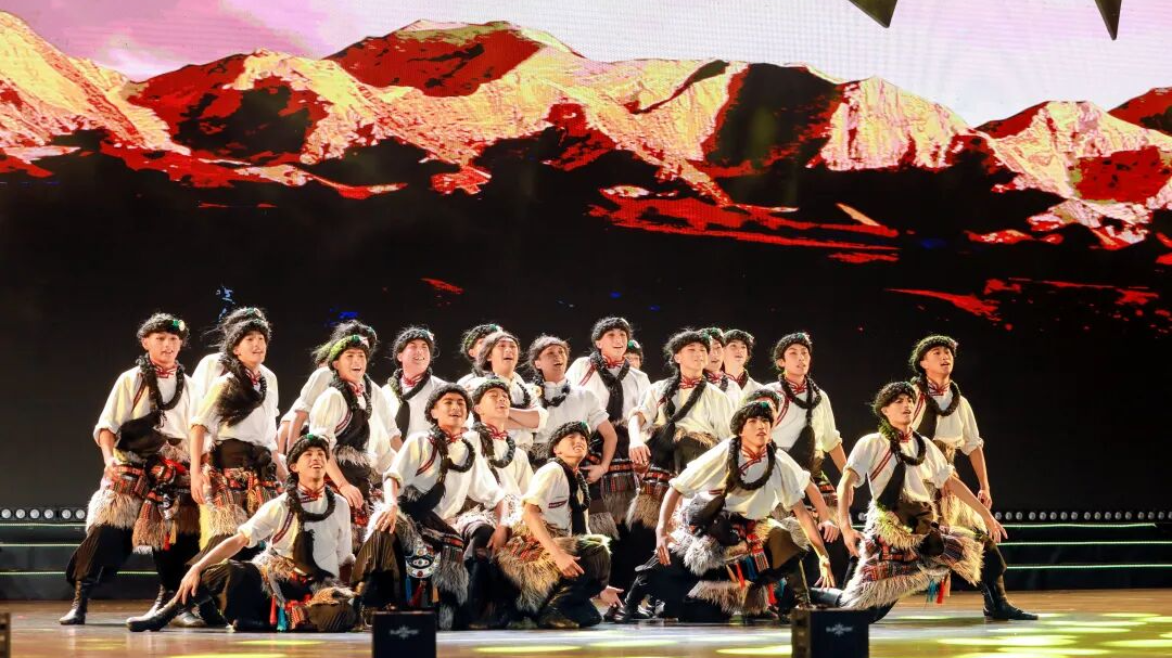 以舞为礼，共颂75载风华！甘孜州2025贡嘎艺术季群众文艺展演圆满举行
