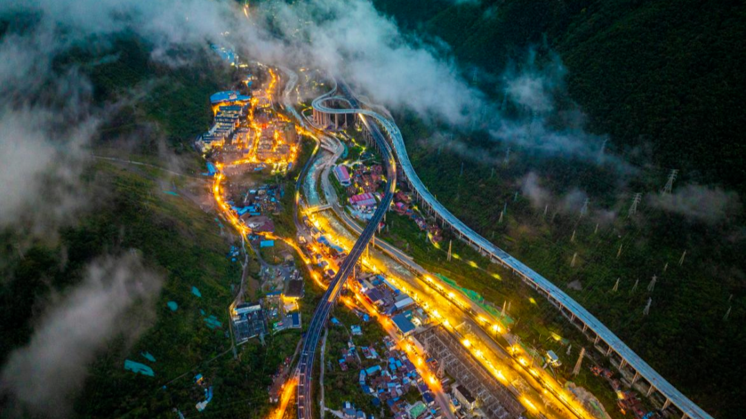 泸石高速年底通车在即！川西“最美冰川”接入高速路网！