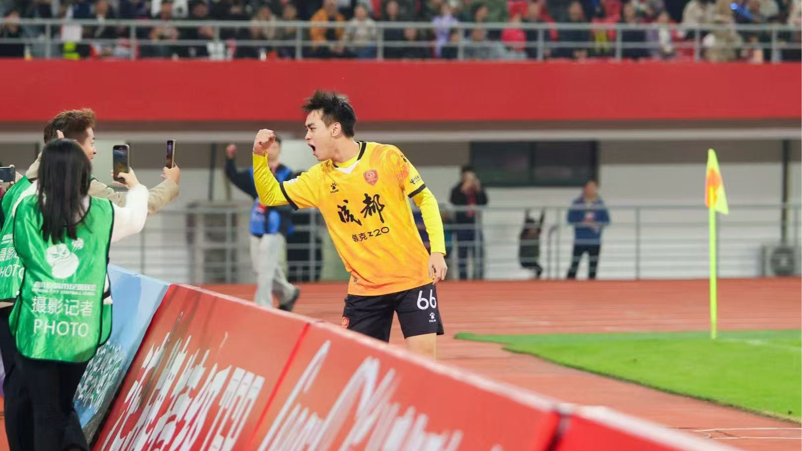 从航天硕士踢成球队大腿，我是“川超”刘毅飞