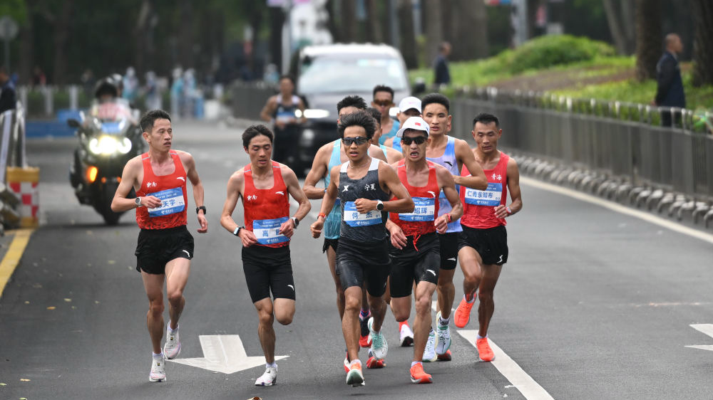 全运会历史首个跨境马拉松何杰夺冠