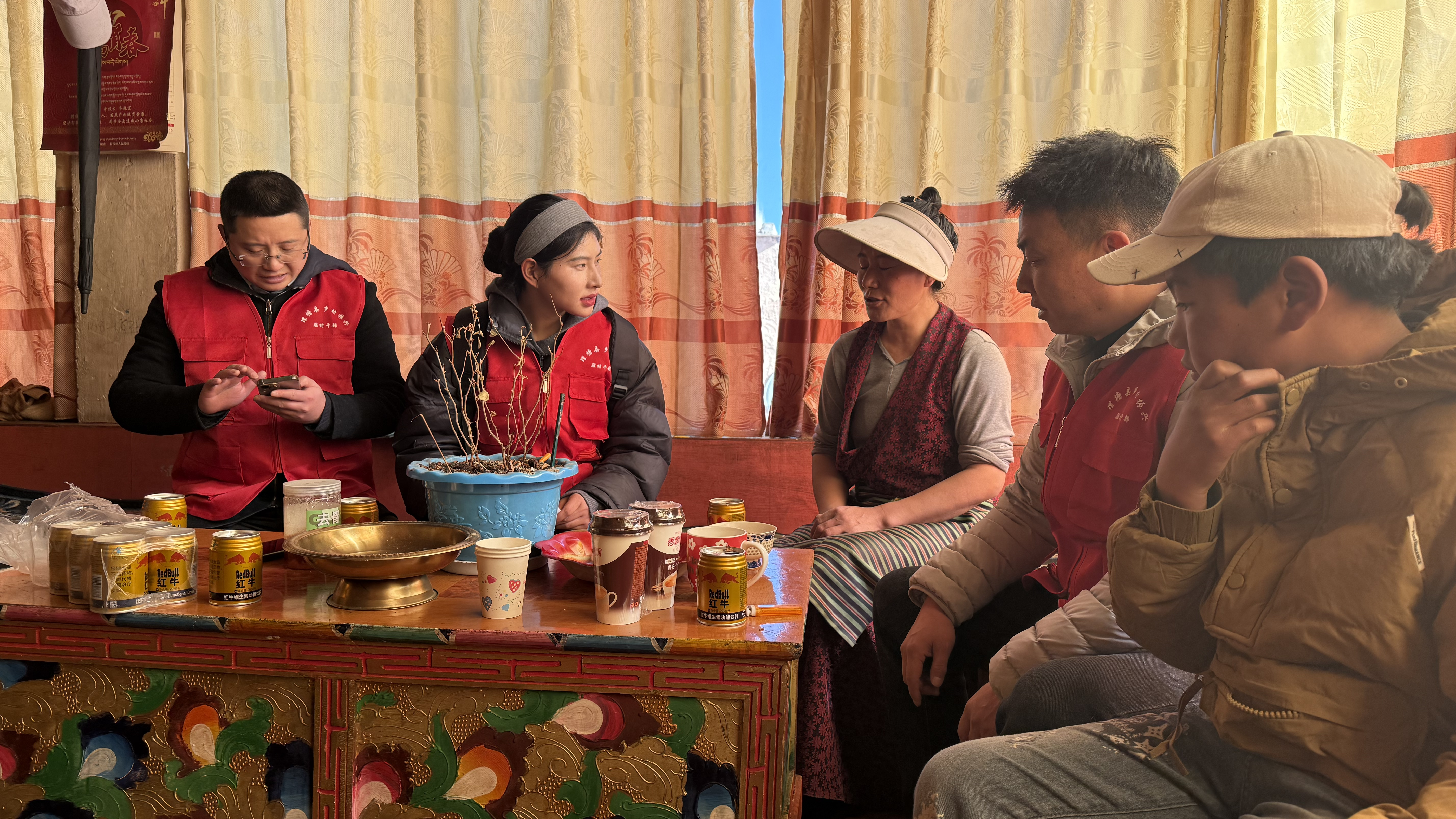 甘孜理塘：“资源枢纽+技术尖兵+双语桥梁”驻村黄金组合  “三束光”焐热高原搬迁群众新家