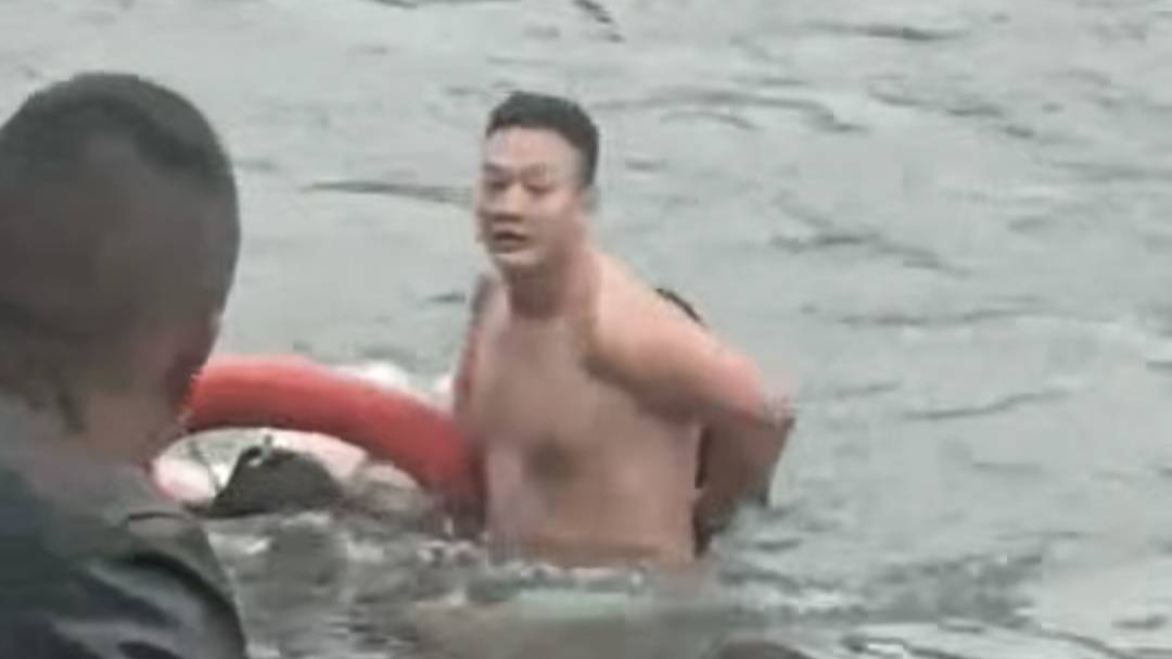 成都九眼桥跳江救起两人 退役军人张浩楠：不能坐视不管，必须上