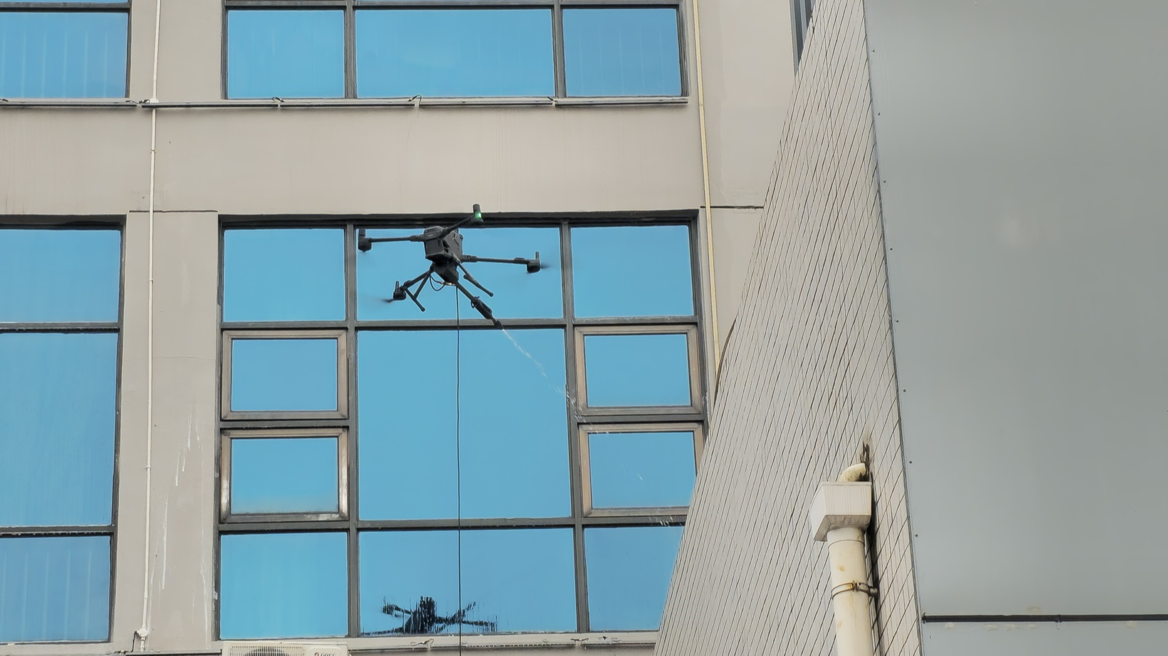 无人机当高楼“清洁工”，能挣到钱吗？丨不懂就问——经济热点一线探访