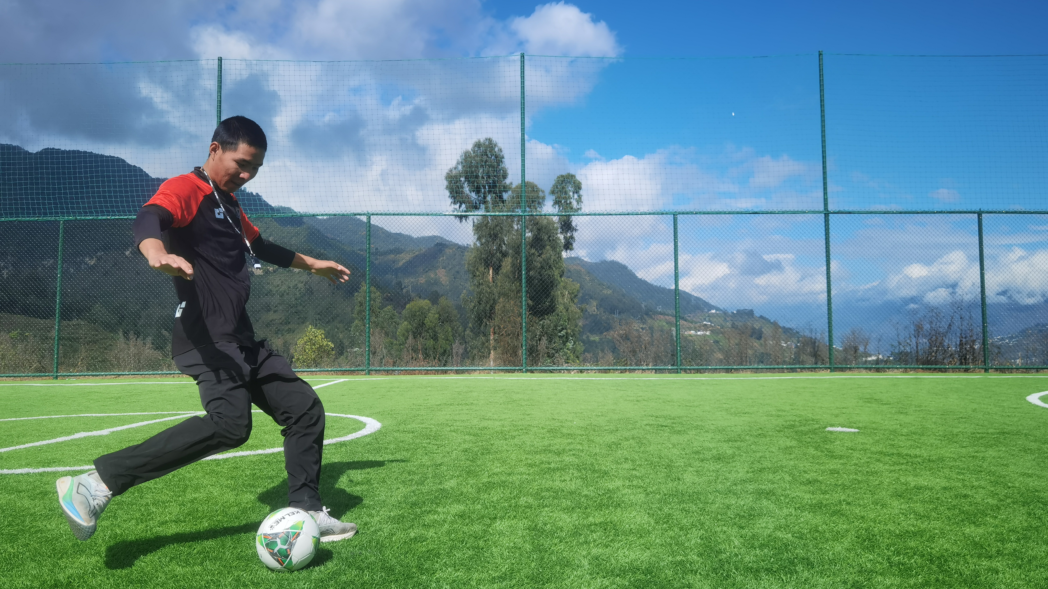 凉山：拉马和他的足球