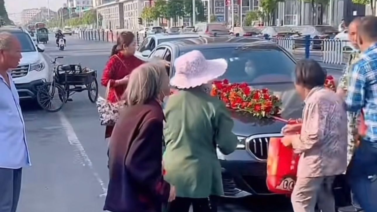 视评来了丨制止强行拦婚车陋习 不能只靠新人硬刚