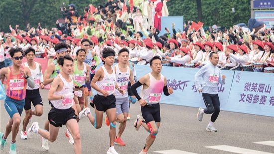 眉山东马：璀璨阳光下，奔跑在最“东坡”赛道