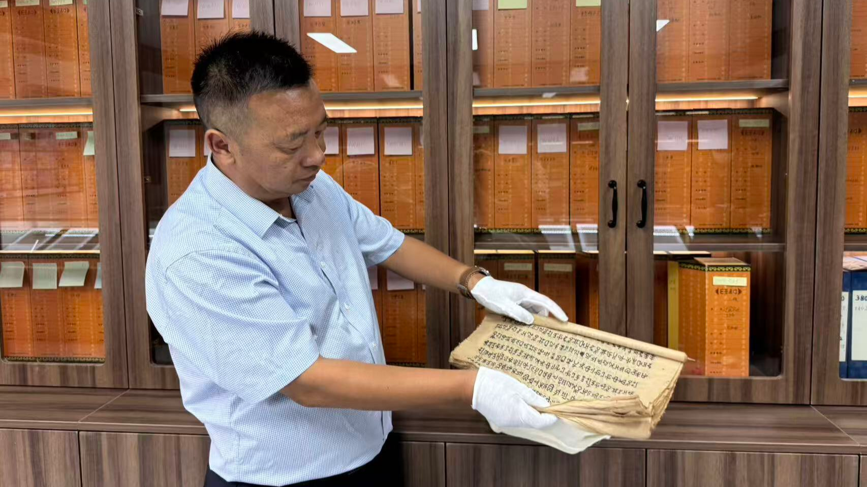 如何留住“千年智慧”？凉山与时间赛跑抢救保护彝文古籍