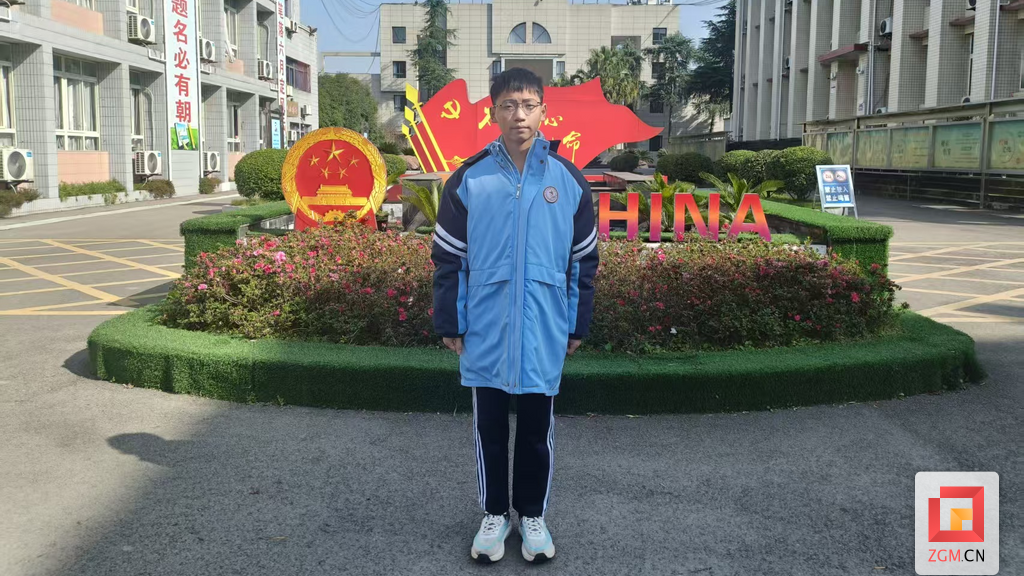 自贡“弯腰少年”刷爆当地朋友圈 网友：一路弯腰捡垃圾的样子真帅！