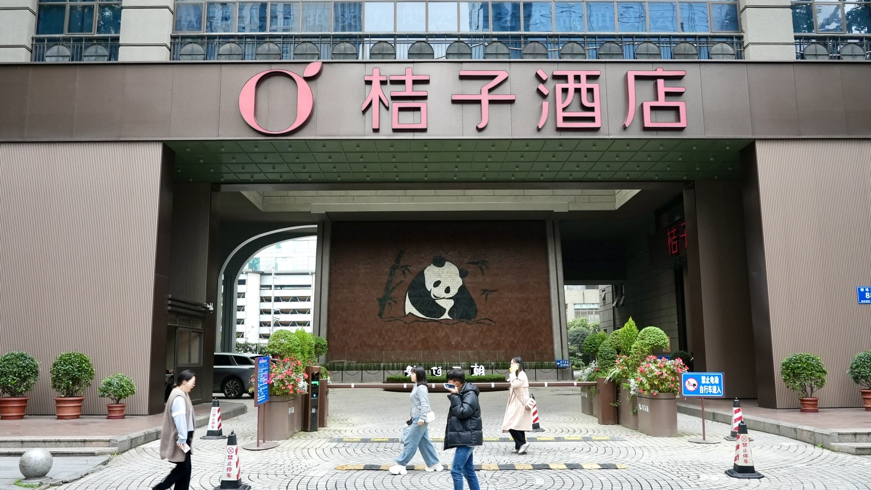 不懂就问——经济热点一线探访丨“爆改”老牌星级酒店，能拼出高回报吗？