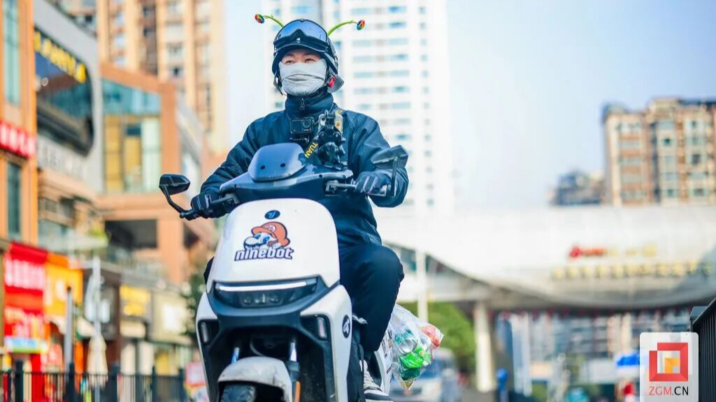这个外卖小哥有点“神”，但他会把快乐准时送达