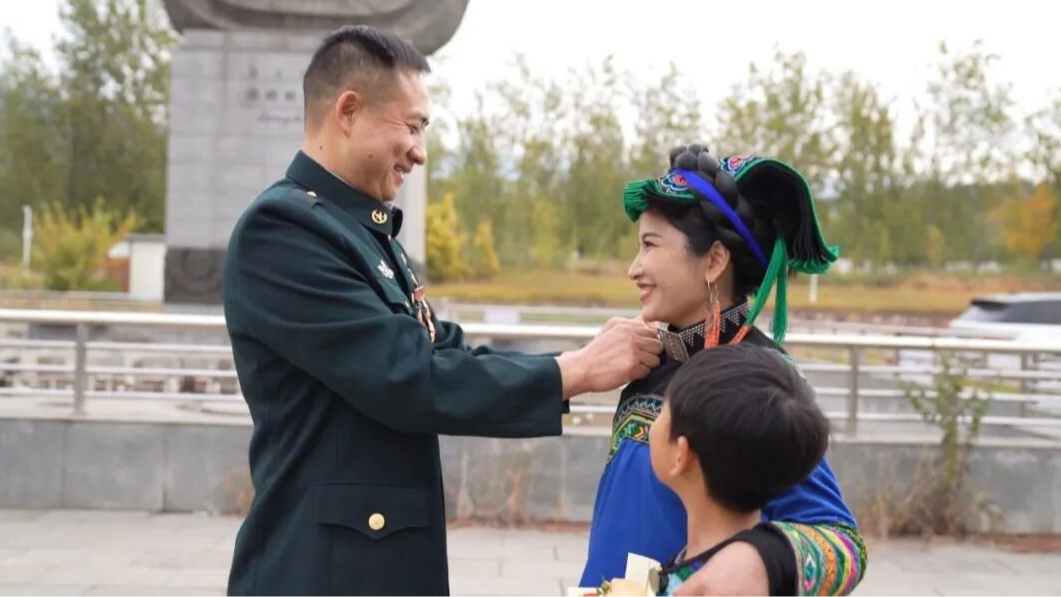 点赞20万+！凉山退伍老兵携勋章向爱人“报到”感动全网