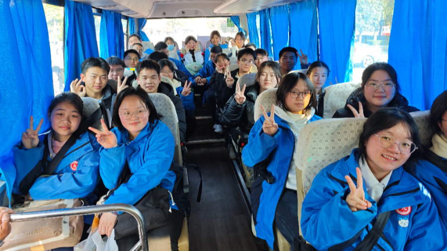 遂宁：一条代表建议背后的民生温度 500余名乡村学子坐上“回家专车”