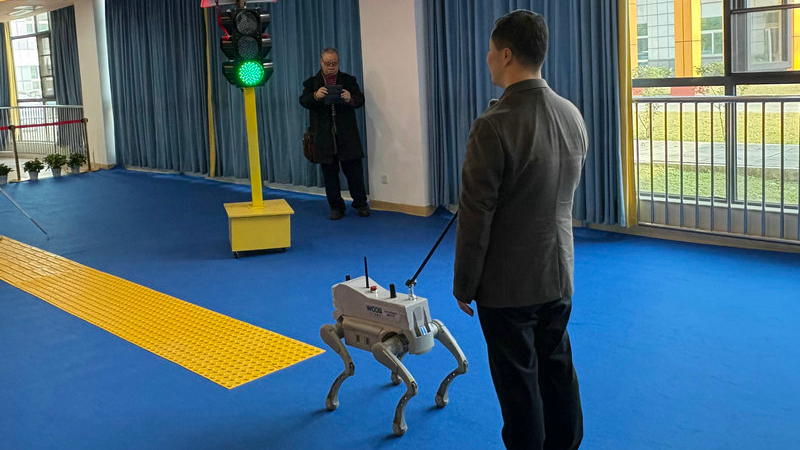 四川首款智能机器导盲犬“启明一号”亮相