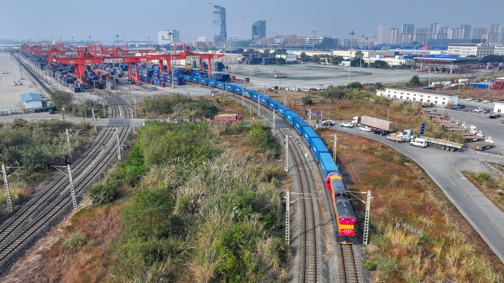 搭乘一列车，与全世界做生意——从第12万列中欧班列看四川向西开放