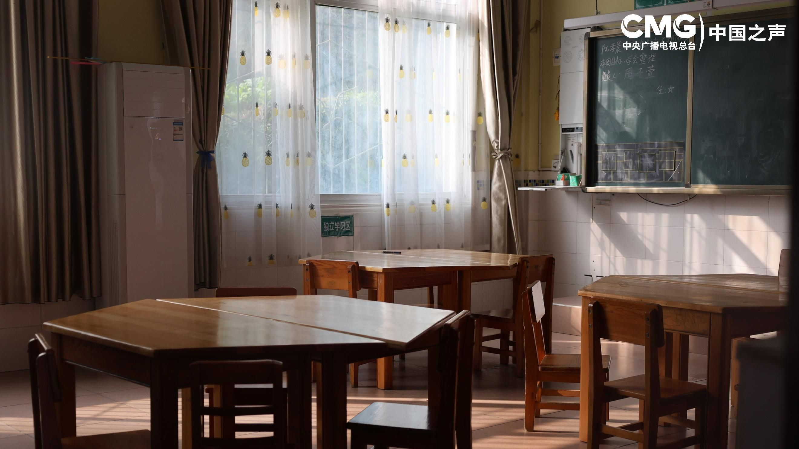 央媒看四川丨他在“走红”村小 焐热留守儿童孤独的心