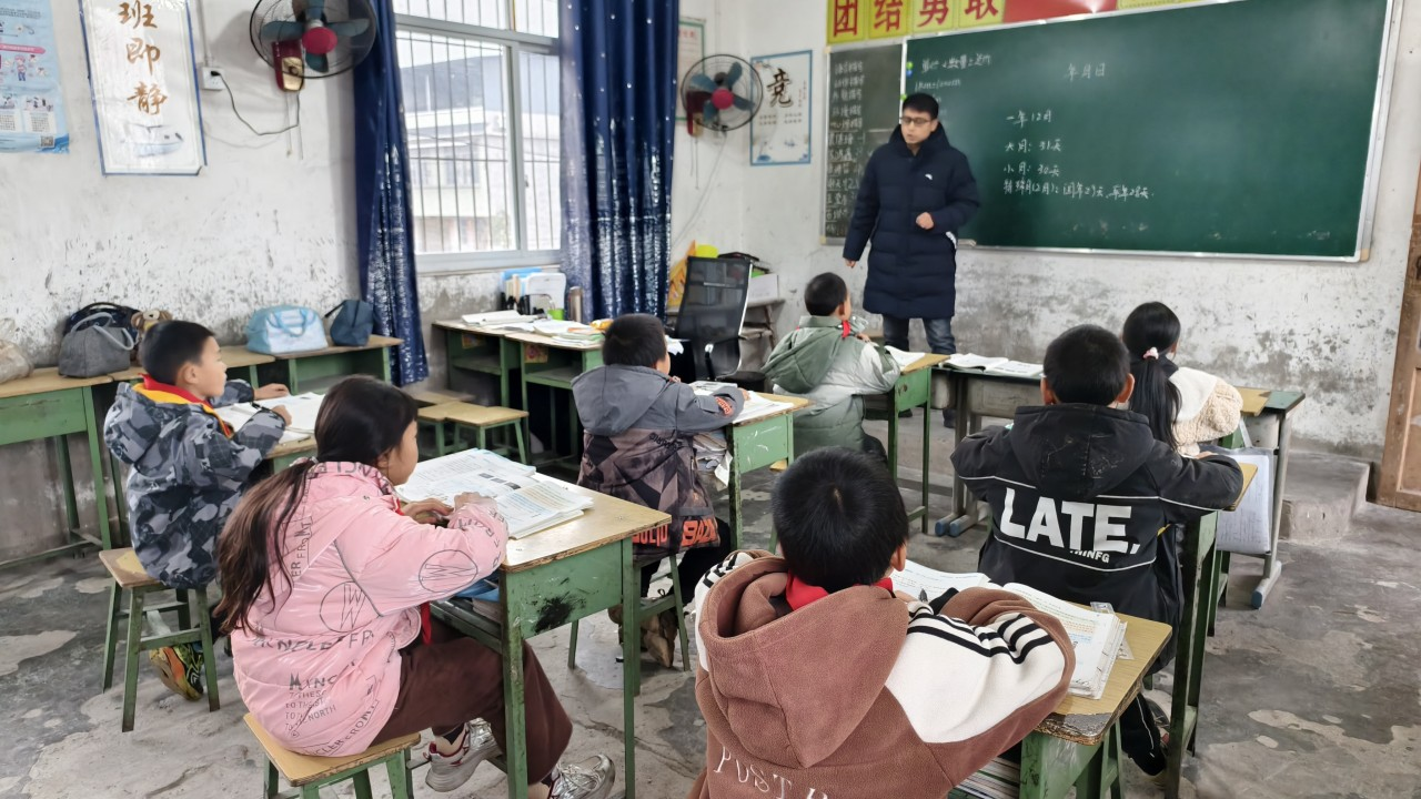 资阳：山坳里的教育微光 照亮留守儿童求学路