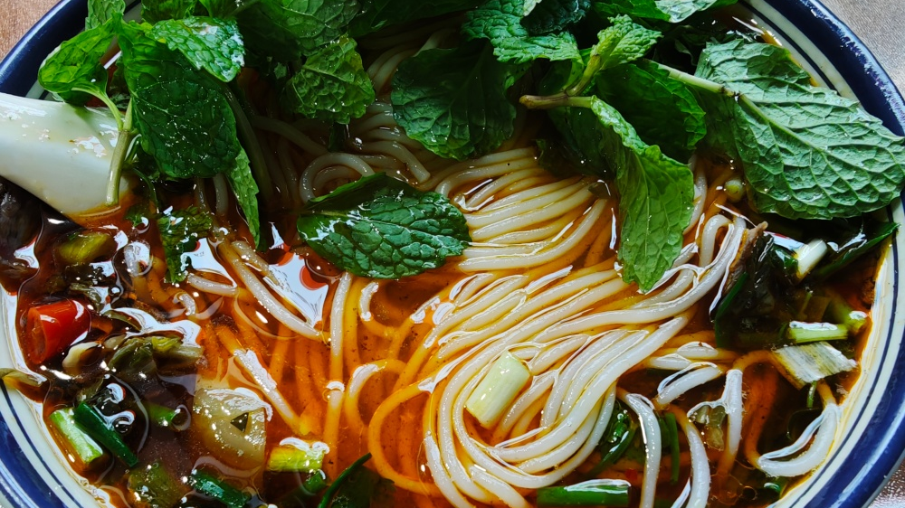 鸡鸣三省舌尖记：饭桌上的烟火“共鸣”