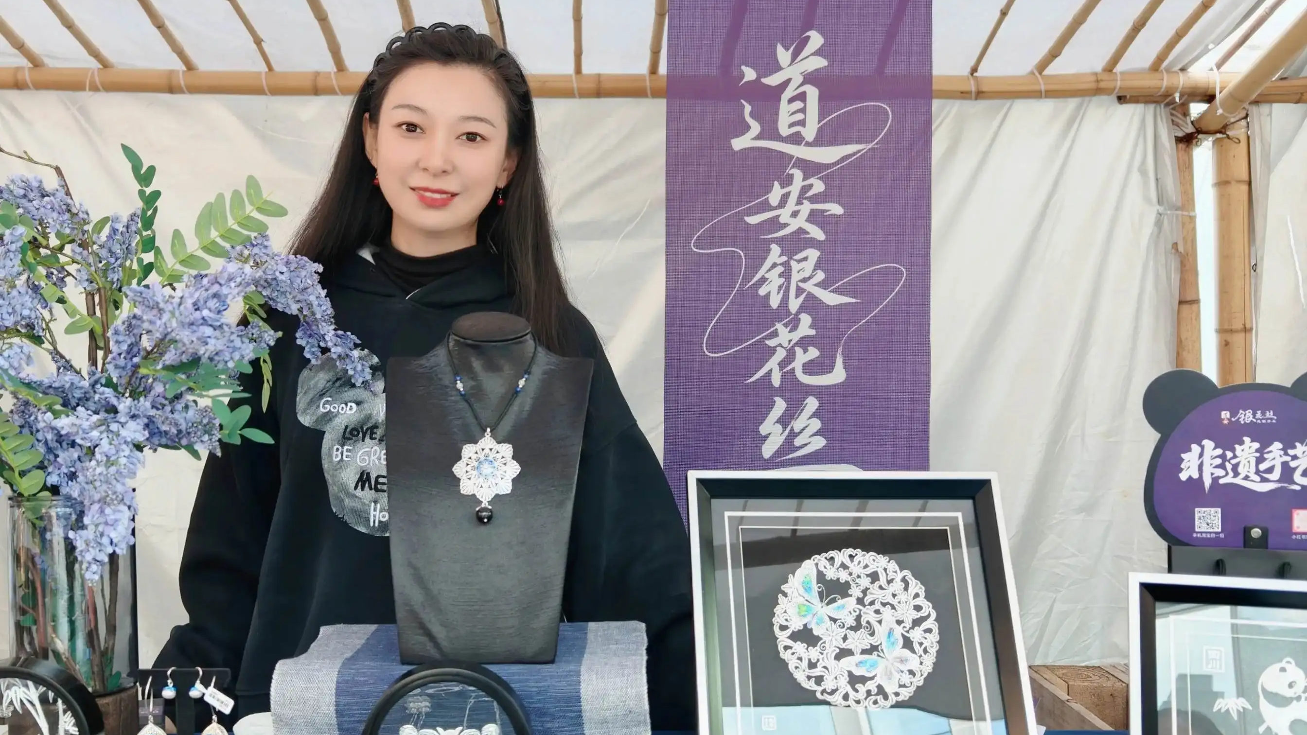 “指尖生花”的她，把银丝“拉”成时尚潮流丨我在川渝学非遗