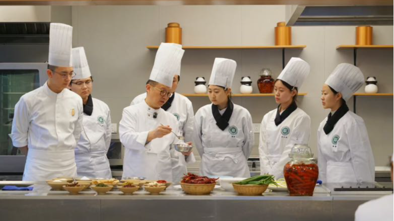 拒当评委下场参赛！60岁川菜大师综艺首秀夺冠：让更多人了解川菜