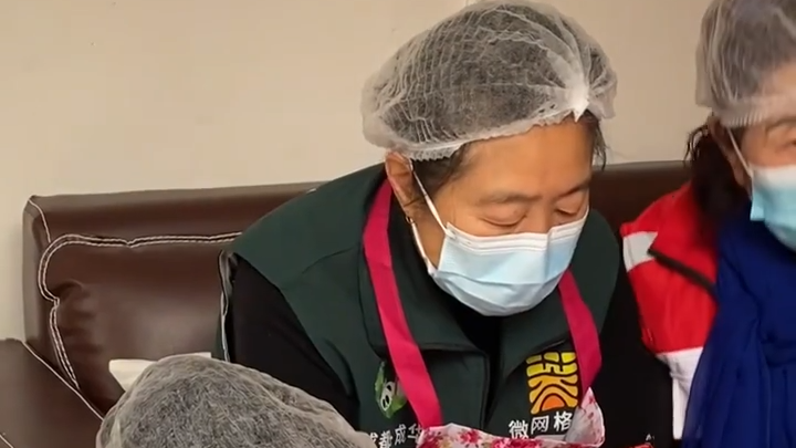 成都：社区有个“备菜突击队”，专门帮高龄老人洗切分装后送菜上门