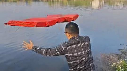 内江：少年不慎落水 岸上众人合力上演“拔河式”救援