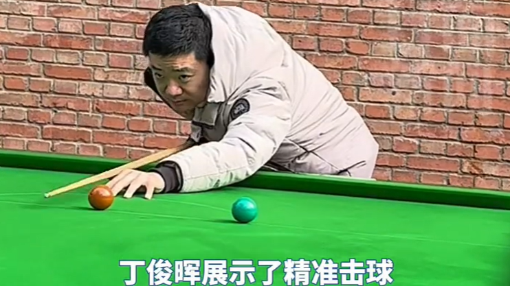 丁俊晖现身成都与市民切磋球技，网友：成都人又幸福了