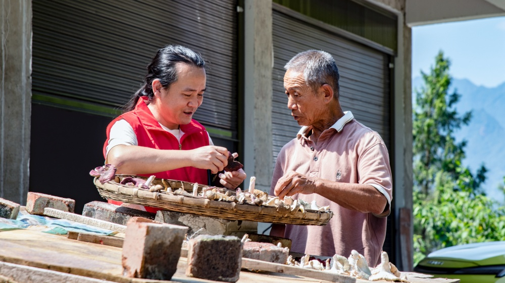 好样的！泸州这位驻村干部用“铁脚板”蹚出信任路