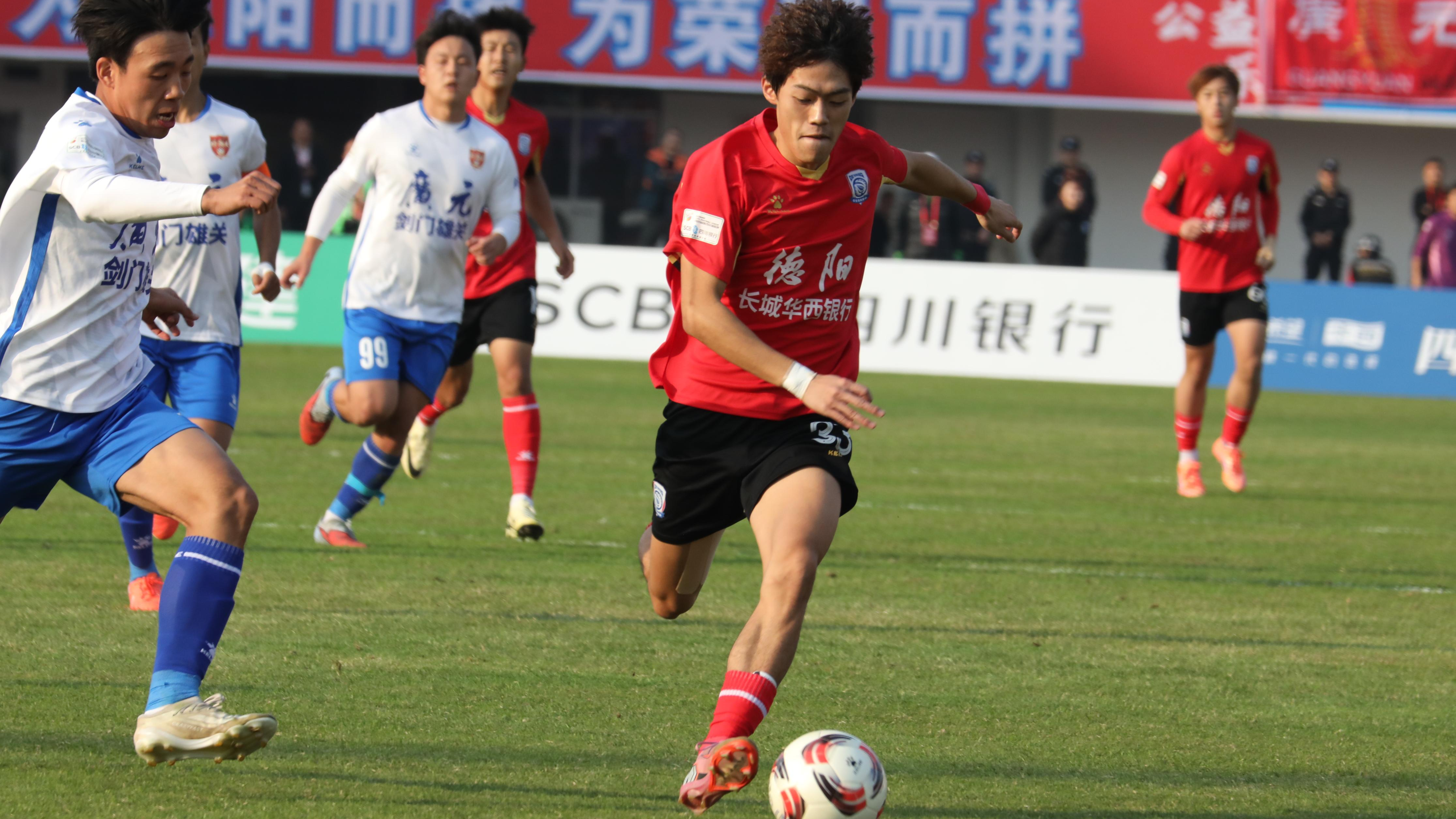 三名“足球高材生” 川超赛场同为家乡效力变身“重装勇士”