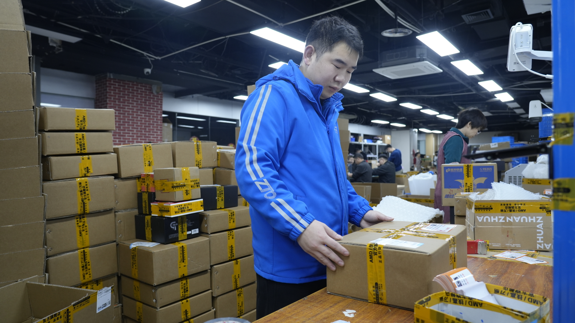 两年涨了10亿件！成都快递业务量首破30亿件背后，太多“他们”在拼搏……