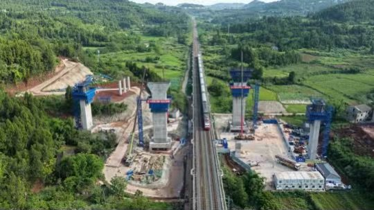 成南高速万吨大桥成功转体，四川最长8车道高速公路冲刺年底通车