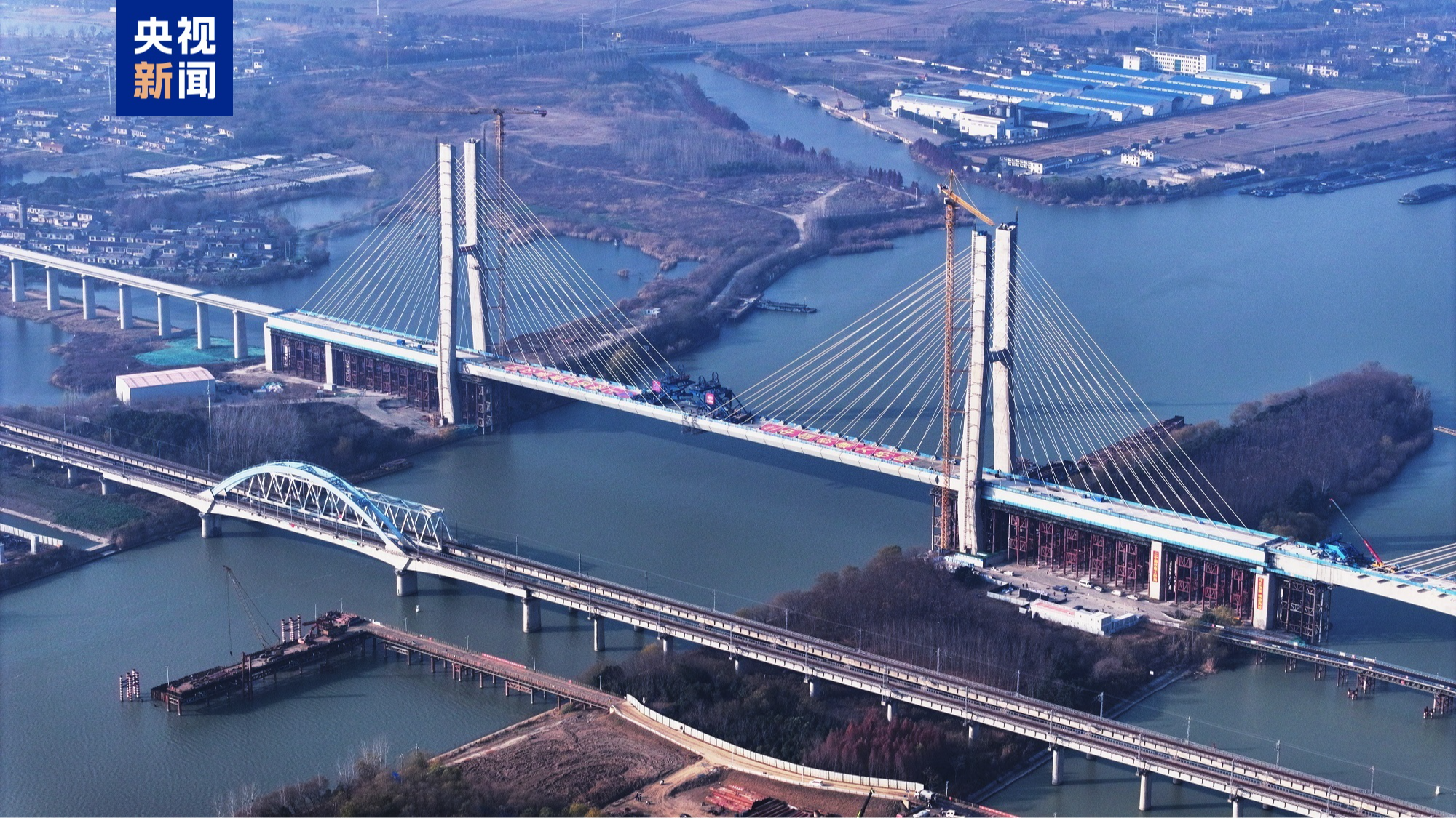 央媒看四川丨世界在建最长高铁桥梁进度刷新 跨京杭运河斜拉桥顺利合龙