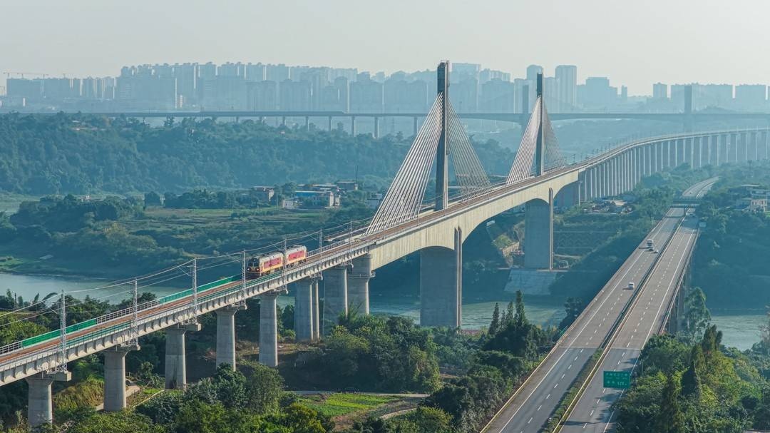 隆泸叙铁路预计年底通车，四川南向“最便捷铁路货运通道”如何助力川货出海？