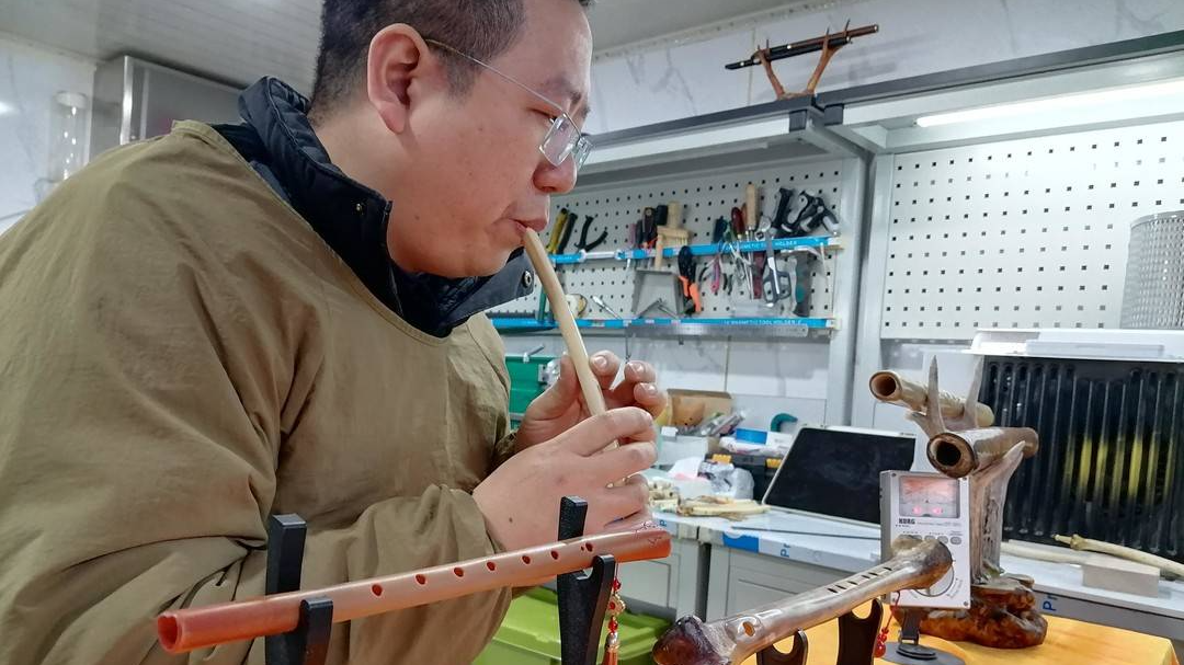 一声笛响穿越9000年！四川民间艺人用鸵鸟骨还原“贾湖骨笛”