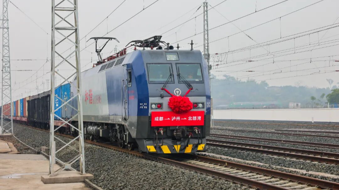 刚刚，西部陆海新通道隆泸叙铁路开通