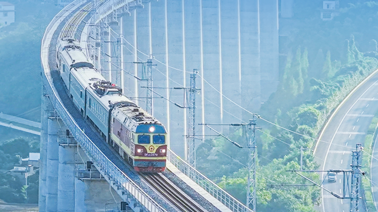 蜀道又上新丨正式开通！四川铁路运营里程突破7000公里！