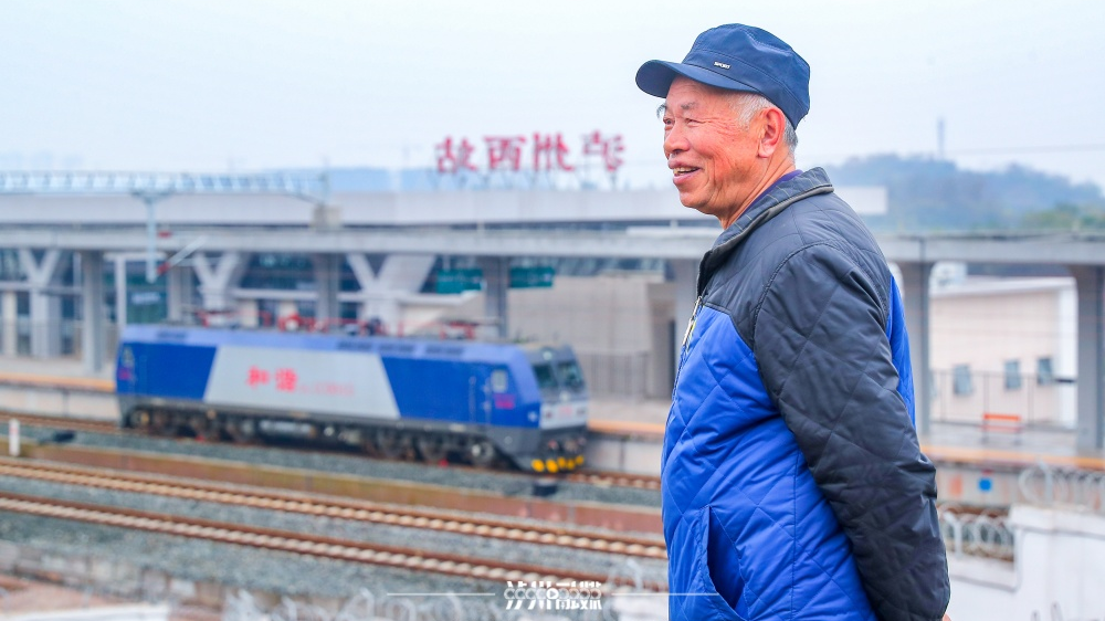 梦想照进现实！35年前卖猪捐款的他坚信“铁路总有一天会修到家门口”