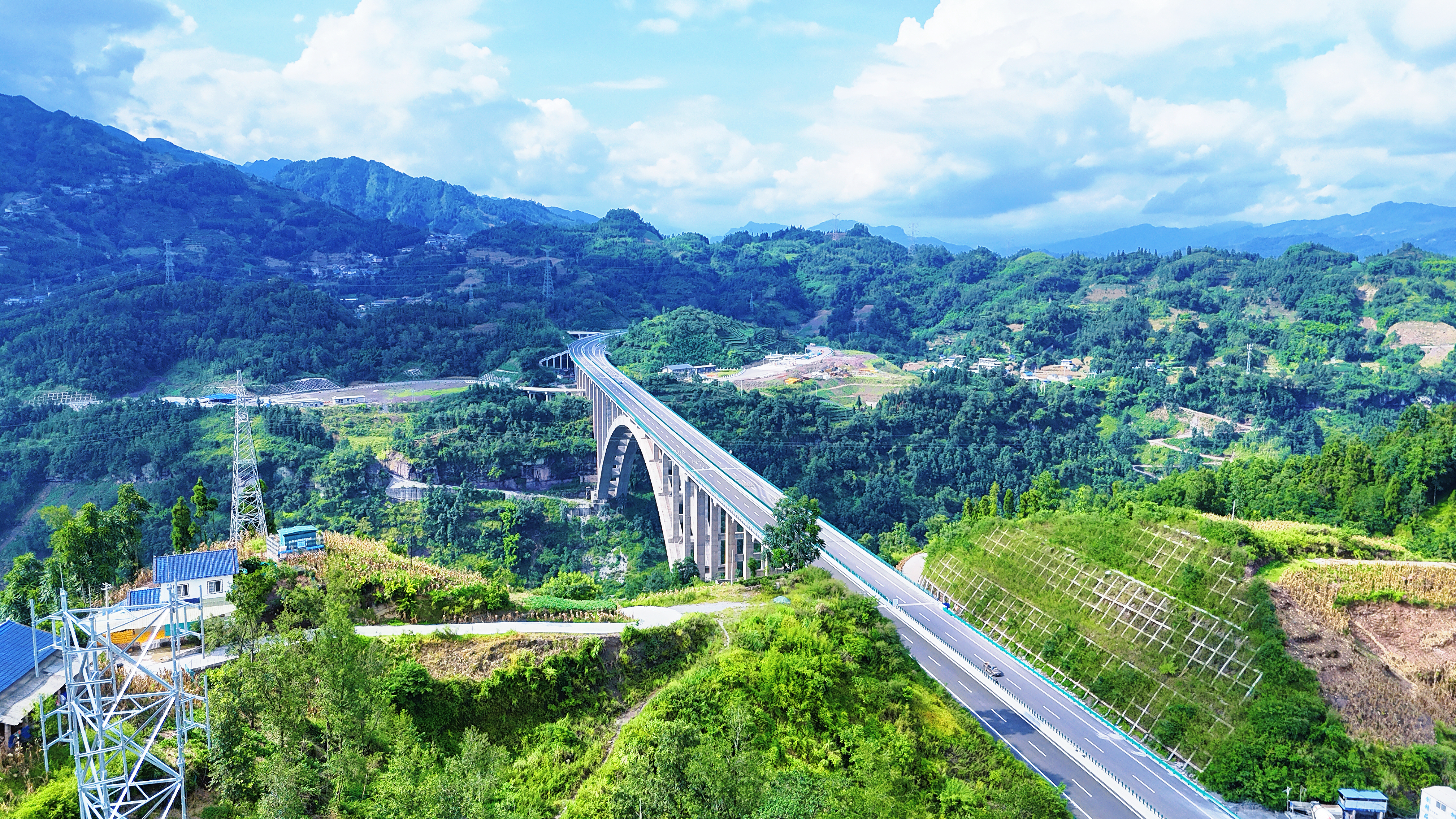 设计师揭秘乐西高速：为何在无人区建7.5亩“吊脚楼式”停车区