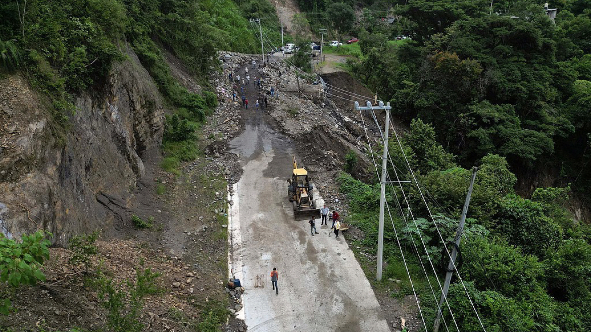 墨西哥发生大客车坠谷事故，致10死32伤