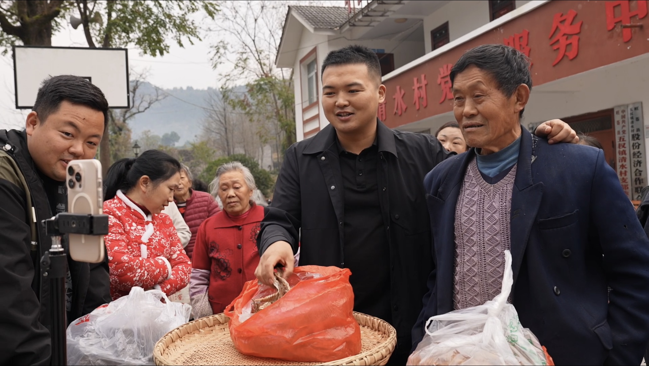 从“码农”到“村红”书记：一部手机带火深山土特产