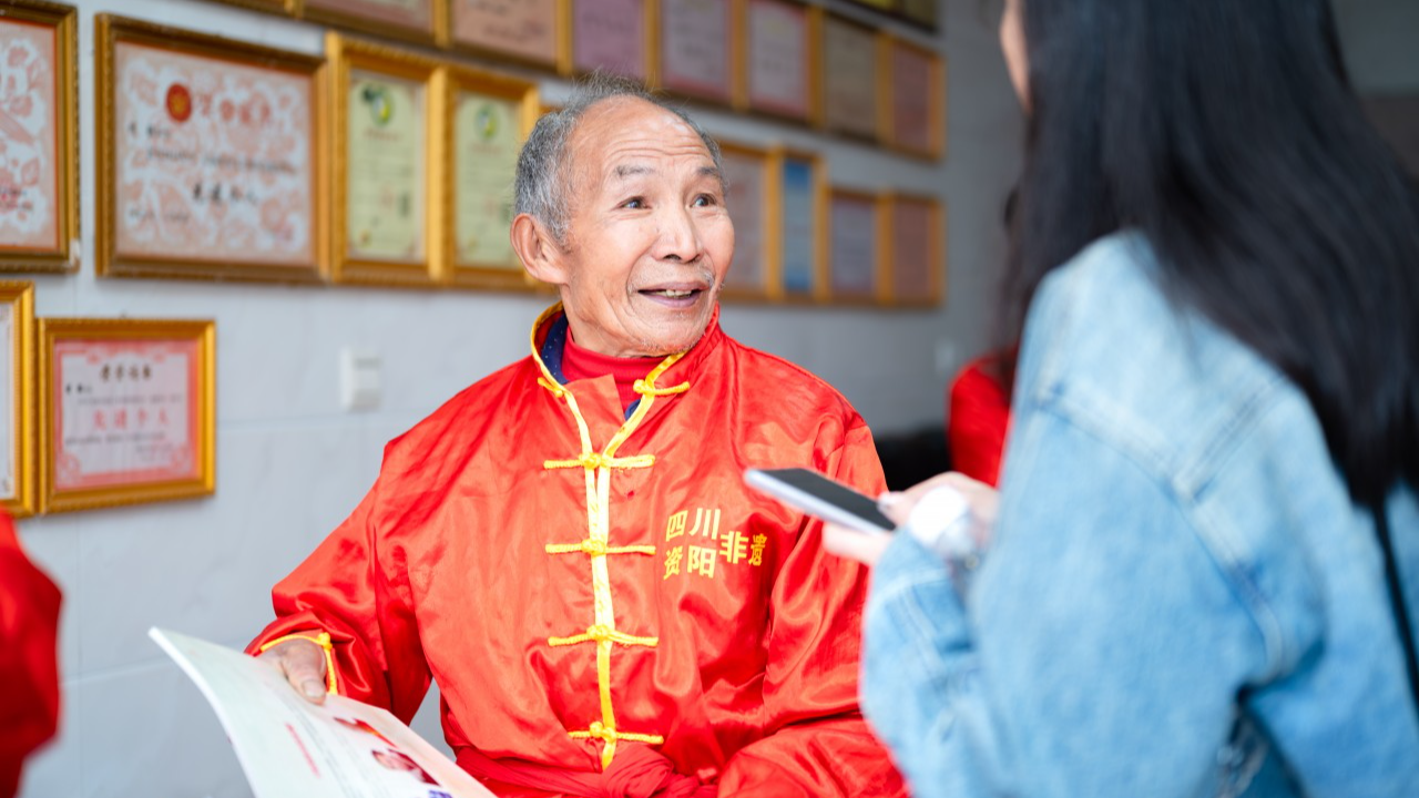 10米高空赤脚起舞 500年堪嘉红莲高台狮舞从田埂跳进省级非遗名录