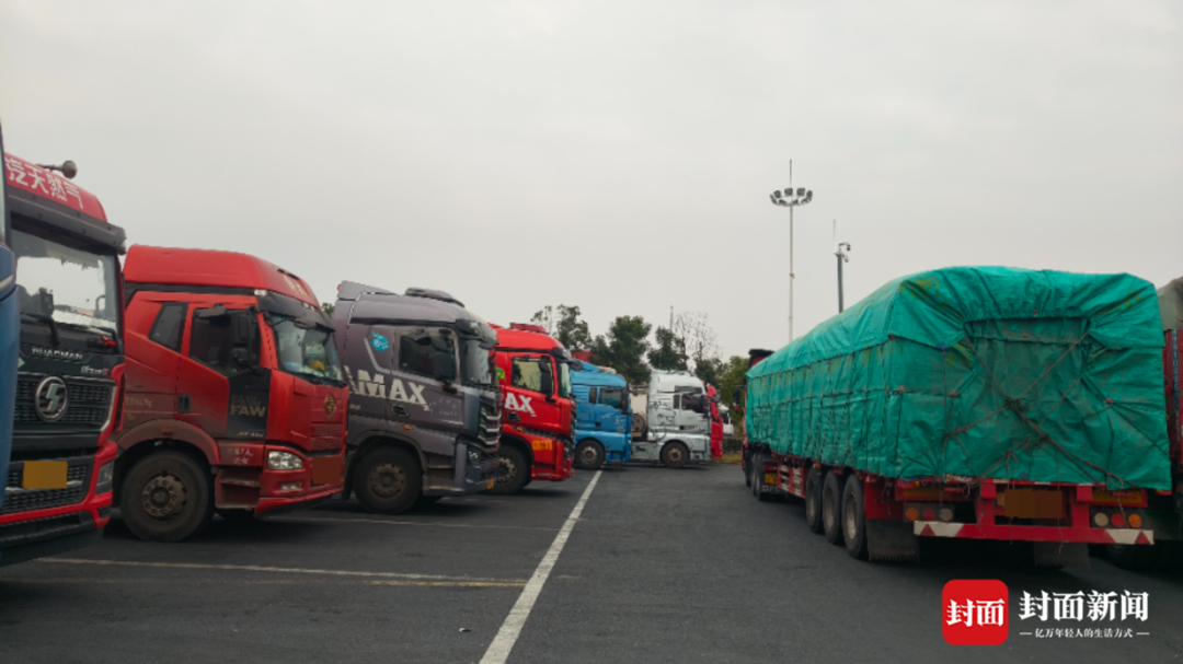 成绵高速免费后车流激增陷“堵局”，拥堵问题何时解？