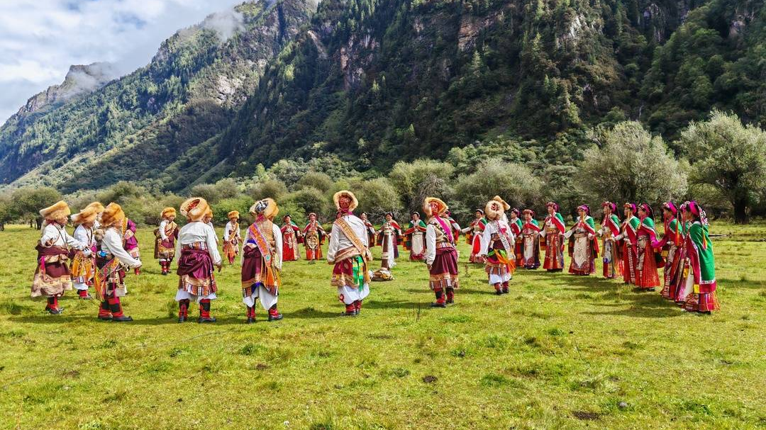 “口传心授”的马尔锅庄 如今写在纸张里｜文化中国行·巴风蜀韵