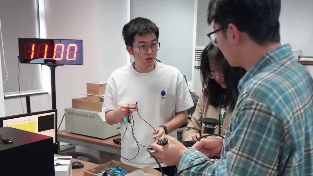 一群“00后”在四川造卫星