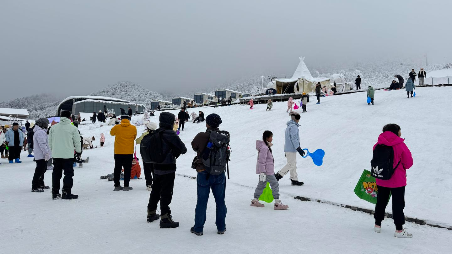 正式开板！元旦假期日均客流破万，成都这座雪山凭何让东南亚游客“蜂拥而至”？
